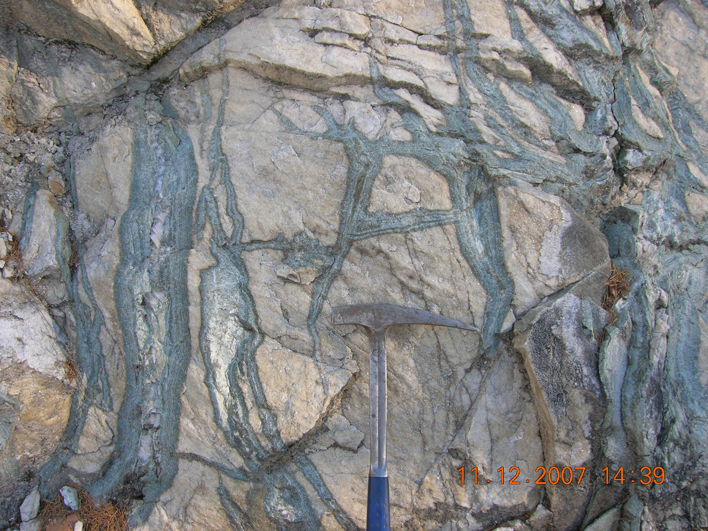 Alagua – Stockwork of tremolite–calcite veins in Teggiolo metasediments