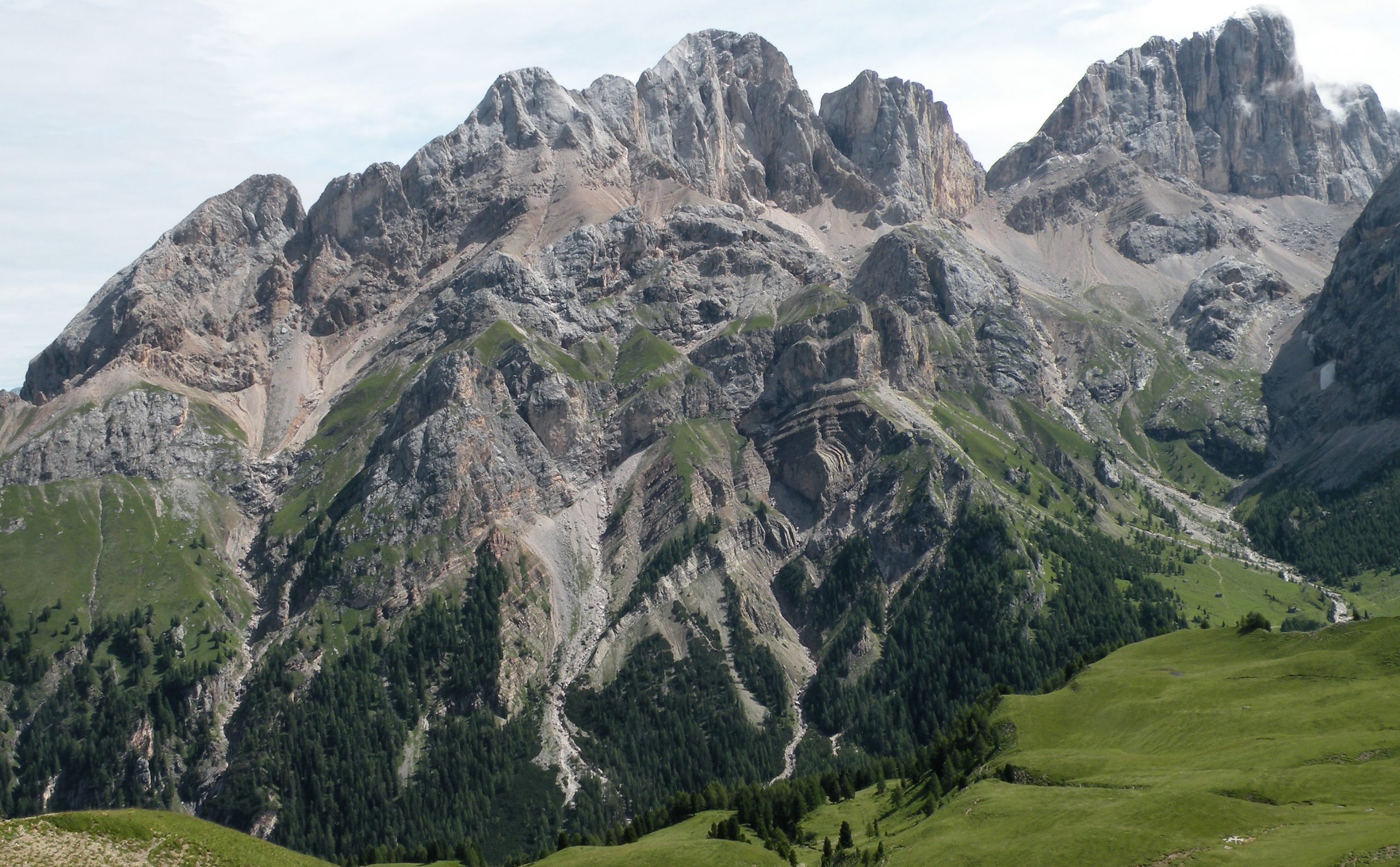 Large-scale interference pattern by intersection of two orthogonal fold-and-thrust structural trends. (Dolomites, Southern Alps)