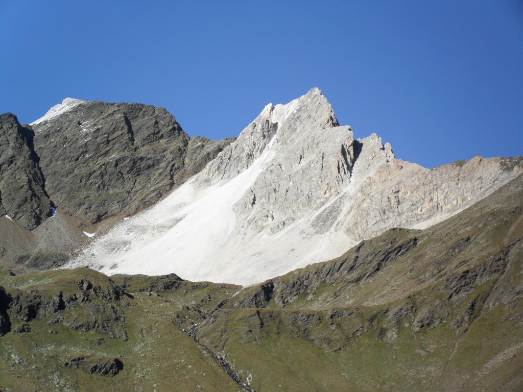 Hectometric overturned syncline